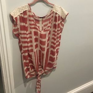 Pattern silk shirt with lace detail