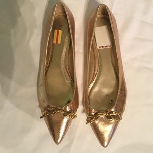 Daisy Fuentes gold flats