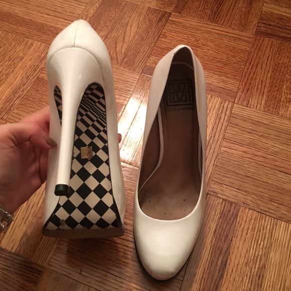Pour la victoire RARE white patent pumps 8