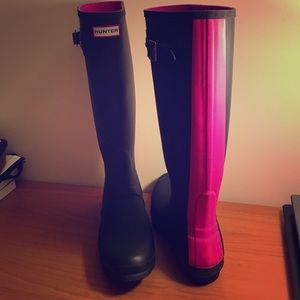 Limited Edition Hunter Boots in Navy and Lipstick