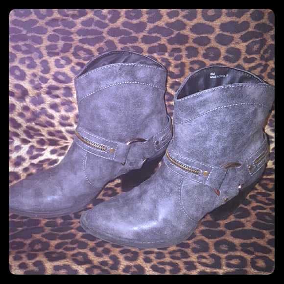 MojoMoxy gray western style ankle boots