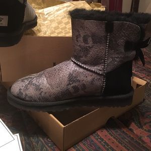 UGG Mini Bailey Bow Snakeskin, 6 (Fits a 7)