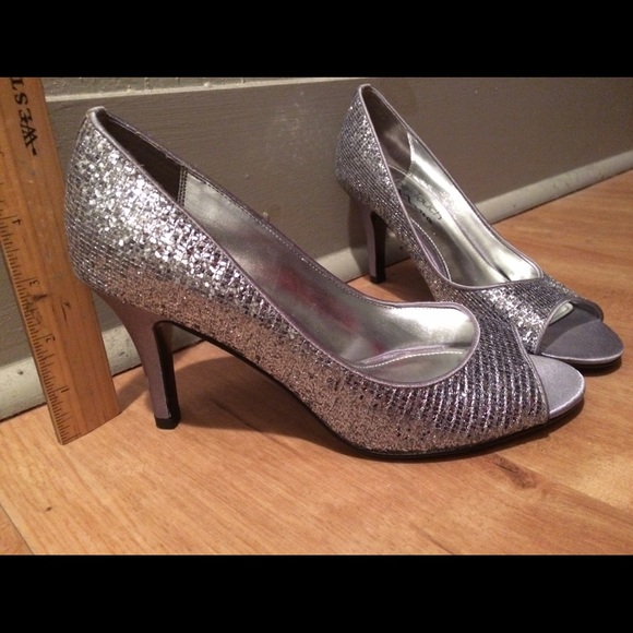 Silver sparkly peep toe pumps! - Picture 2 of 3