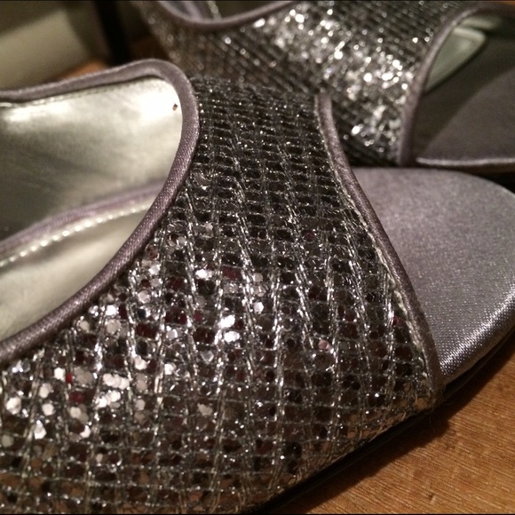 Silver sparkly peep toe pumps! - Picture 3 of 3