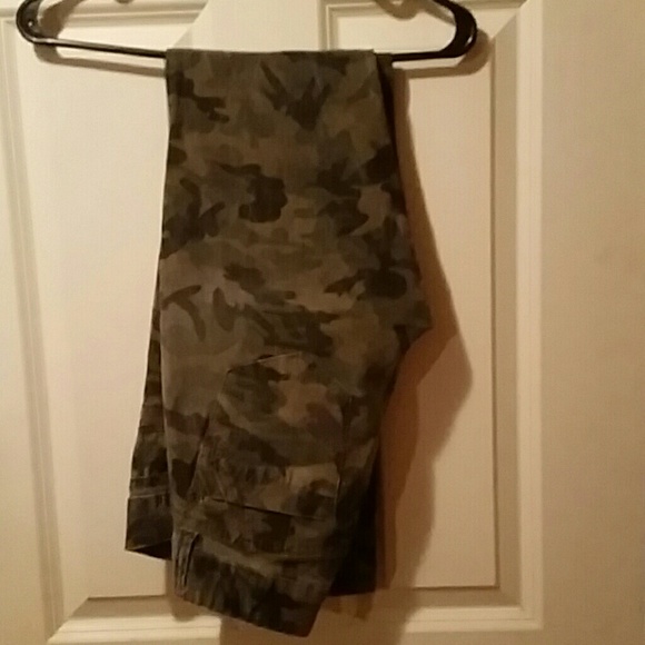 VIP stretchy skinny camo pants never warn