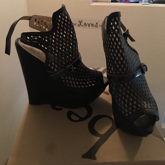 Shoe dazzle brand webbed Black wedges - Picture 2 of 4