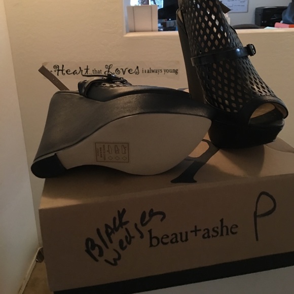 Shoe dazzle brand webbed Black wedges - Picture 3 of 4