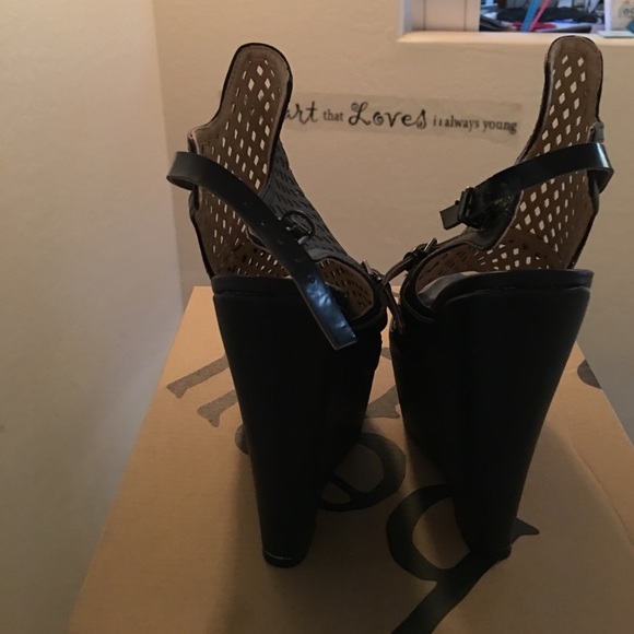 Shoe dazzle brand webbed Black wedges - Picture 4 of 4