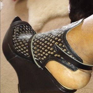 Shoe dazzle brand webbed Black wedges