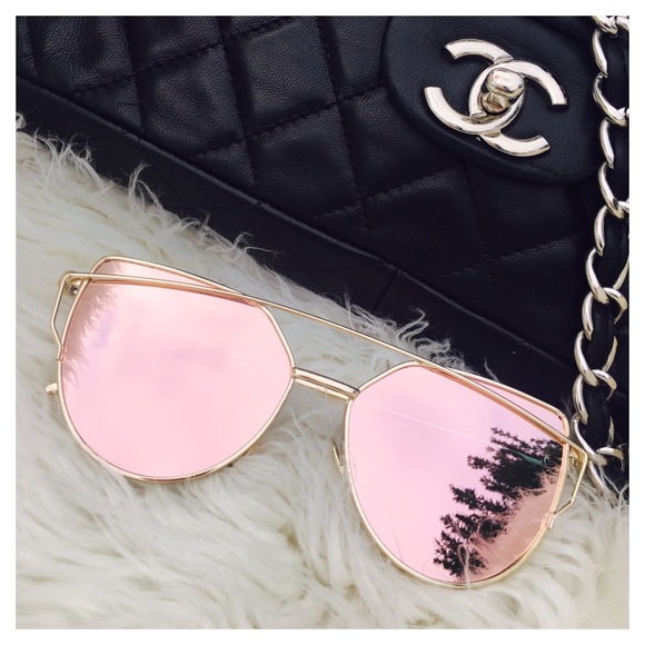 ✨HOST PICK✨ - Rose Gold Mirrored Sunglasses - Picture 3 of 4
