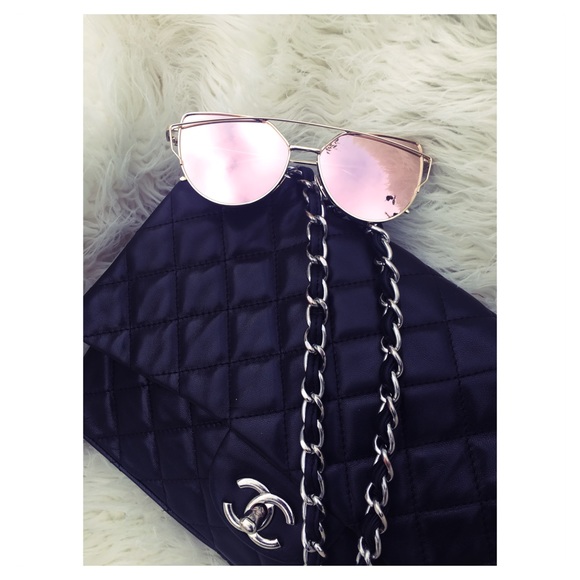 ✨HOST PICK✨ - Rose Gold Mirrored Sunglasses - Picture 4 of 4