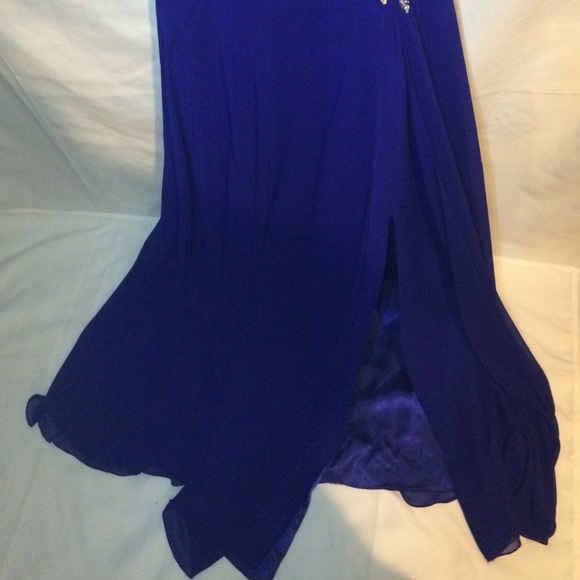 Blue, sequined gown. - Picture 2 of 4