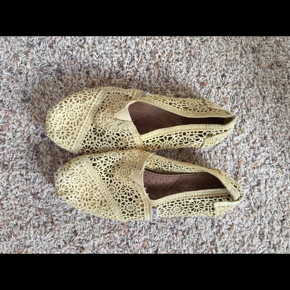 Yellow lace Toms