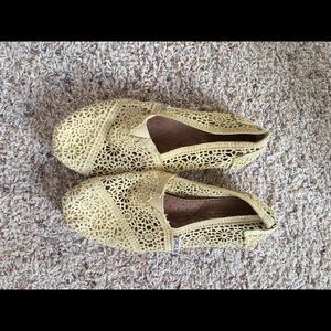 Yellow lace Toms