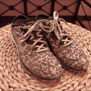 Nike Running Shoes / Black and Gray Leopard