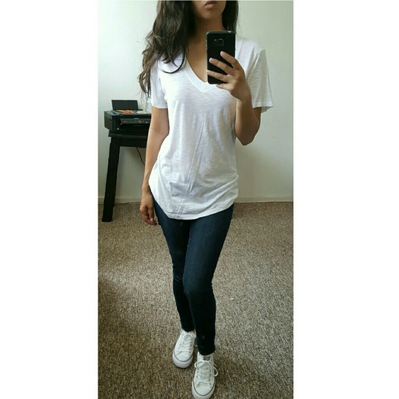 🏷•LAST 1️⃣• White V T-Shirt - Picture 2 of 3