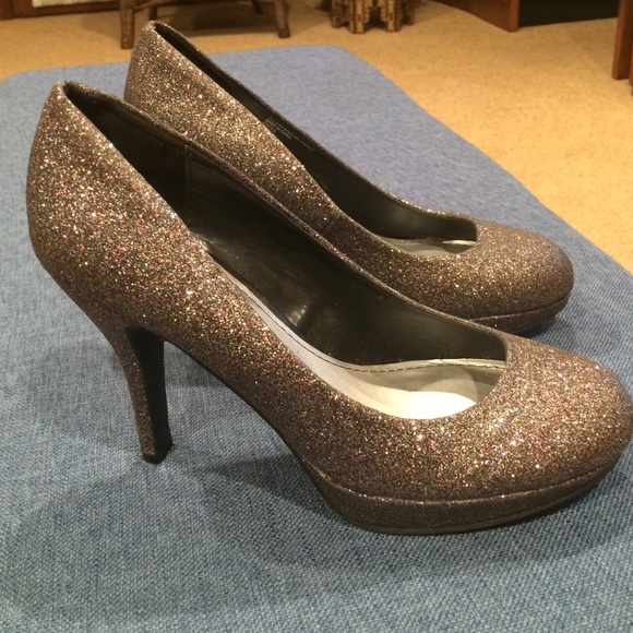 Fergalicious Shoes - NWOT FERGALICIOUS SPARKLE HEELS!