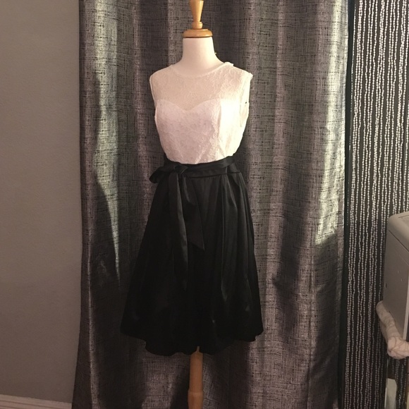 Cute A-line ModCloth lace top dress size Large! ❤️