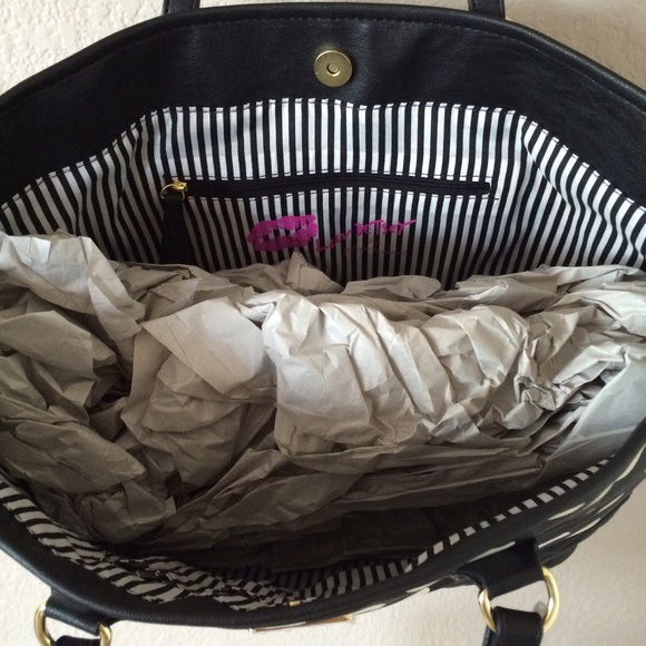 ๐HP๐ Betsey Johnson with wristlet and Pom Pom - Picture 4 of 4