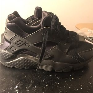 huaraches black size 5