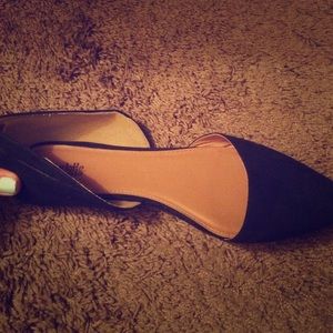 A black , point flat