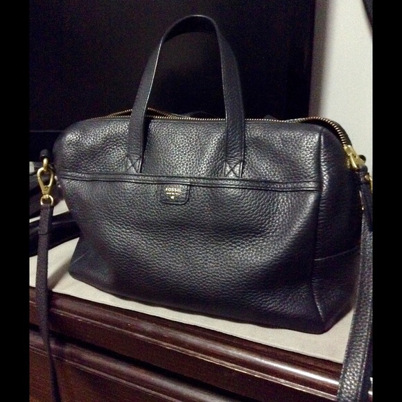 Black leather fossil satchel purse!