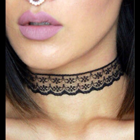 ⬇️ $16 BLACK LACE CHOKER - Picture 2 of 3