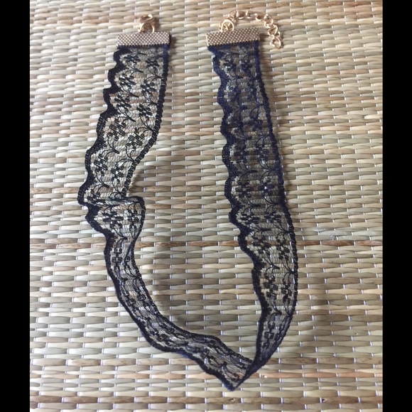 ⬇️ $16 BLACK LACE CHOKER - Picture 3 of 3
