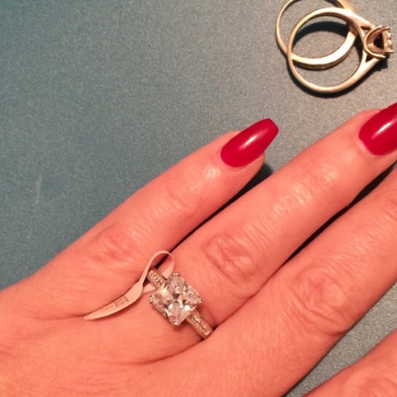 ๐ ๐925 Sterling Silver Zircon Engagement Ring ๐ - Picture 3 of 3