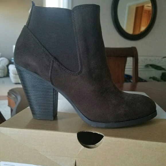 Women's brown suede boots