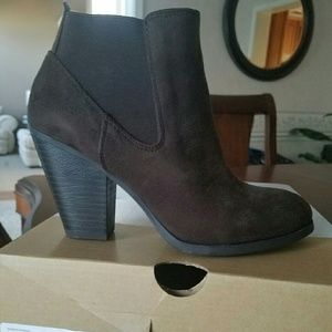 Women's brown suede boots