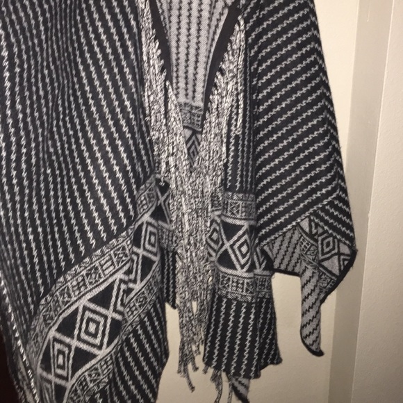 Black and gray poncho - Picture 2 of 3