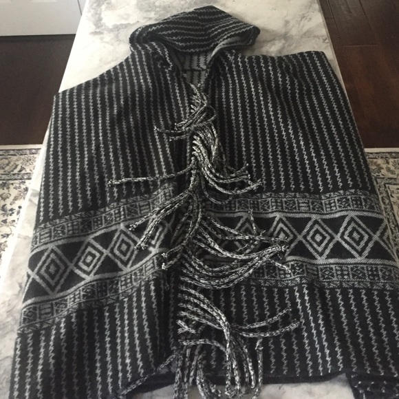 Black and gray poncho - Picture 3 of 3