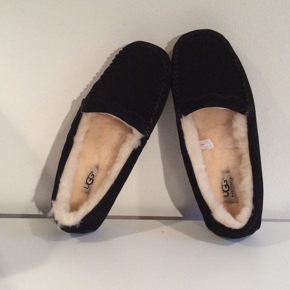 UGG Shoes - NWT🌟UGG Australia Scalloped Mocassin