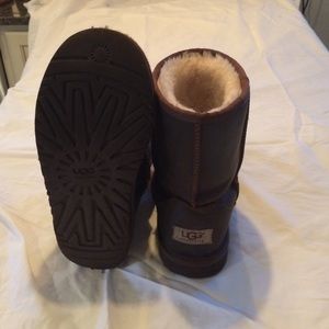 Short brown leather uggs! Girls size 5