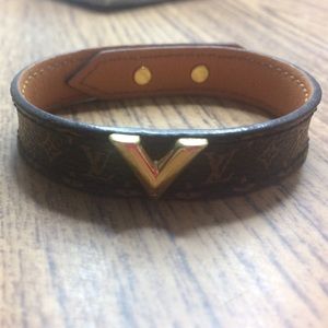 100% AUTHENTIC  ESSENTIAL V BRACELET