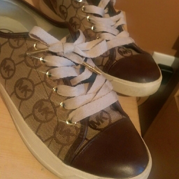 Tennis shoes