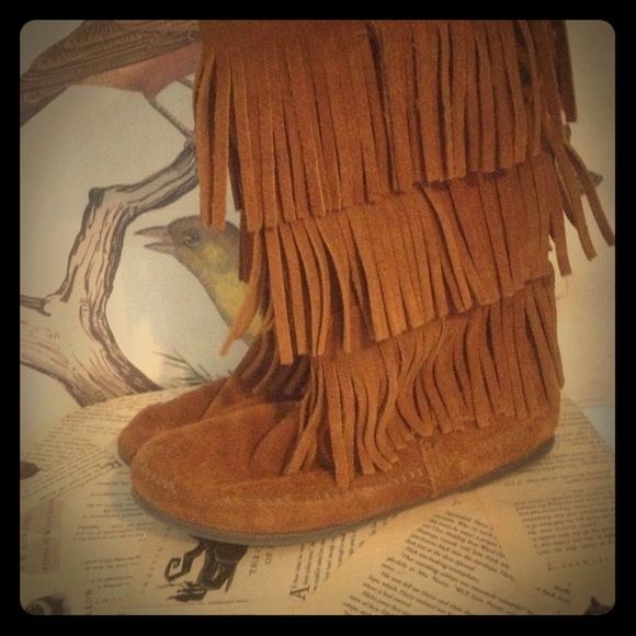 Minnetonka 3-layer fringe moccasin