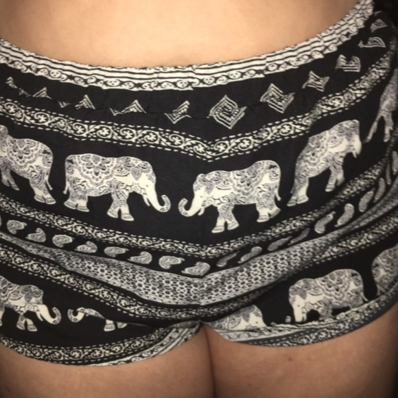 Forever 21 Size Large Tribal Elephant Print Shorts - Picture 1 of 3