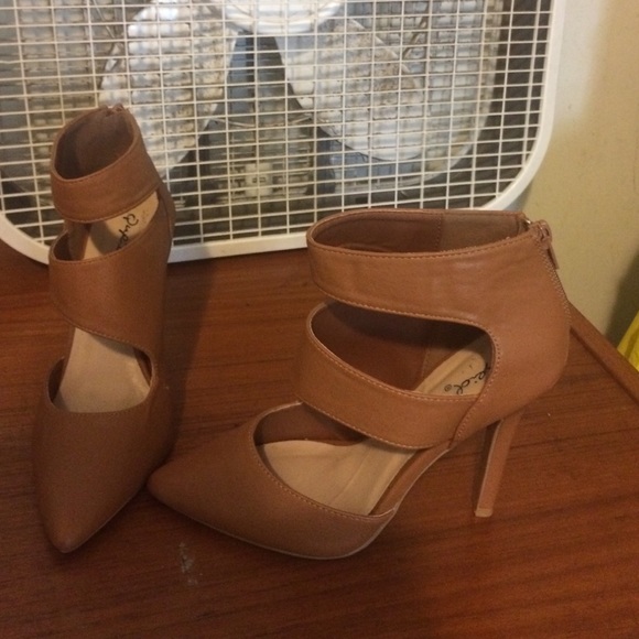 Shoes - Picture 2 of 4