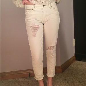 White boyfriend jean