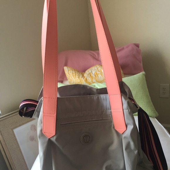 Lululemon Gym tote- NWOT-Sold out style - Picture 2 of 4
