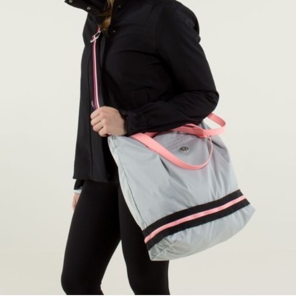 Lululemon Gym tote- NWOT-Sold out style - Picture 4 of 4