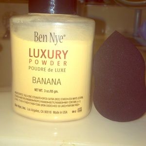 Ben Nye banana powder w/a bonus of sponge blender