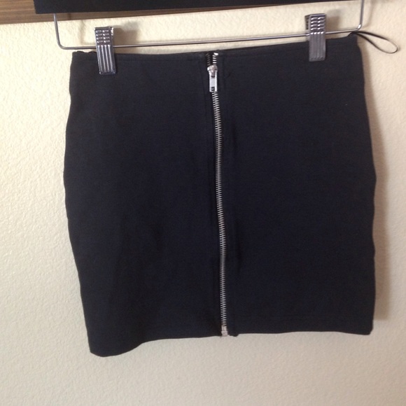 |SALE|💫NWOT- Black Zip Skirt