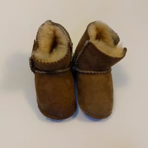 Minnetonka genuine sheepskin pug bootie