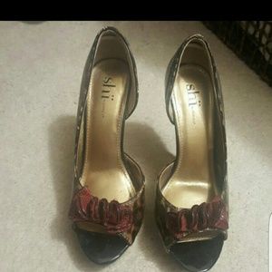 Peep toe Leopard pumps