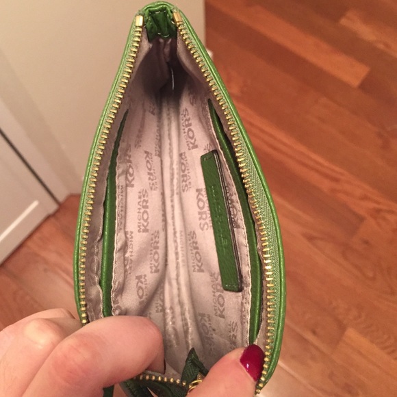 SOLD!  REAL Michael Kors wristlet - Picture 4 of 4