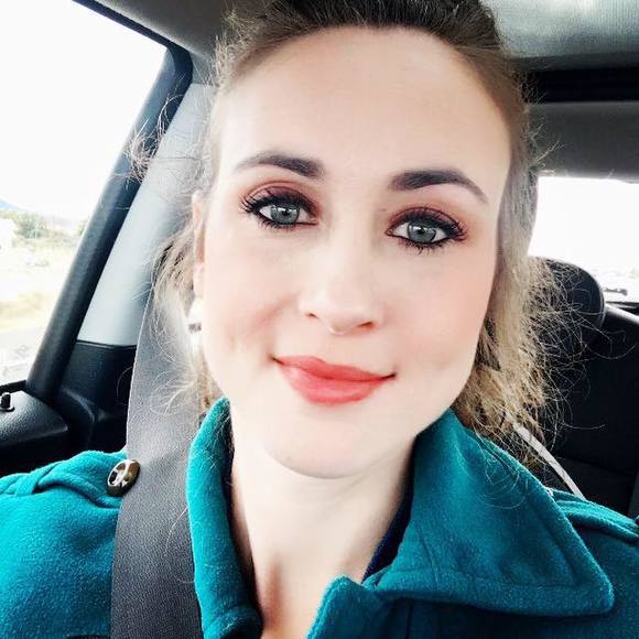 Meet your Posher, Larissa