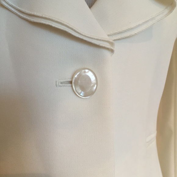 Elegant Tahari blazer (Arthur S. Levine) - Picture 2 of 3